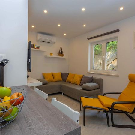 Apartments Tatjana Dominis Хвар Екстериор снимка