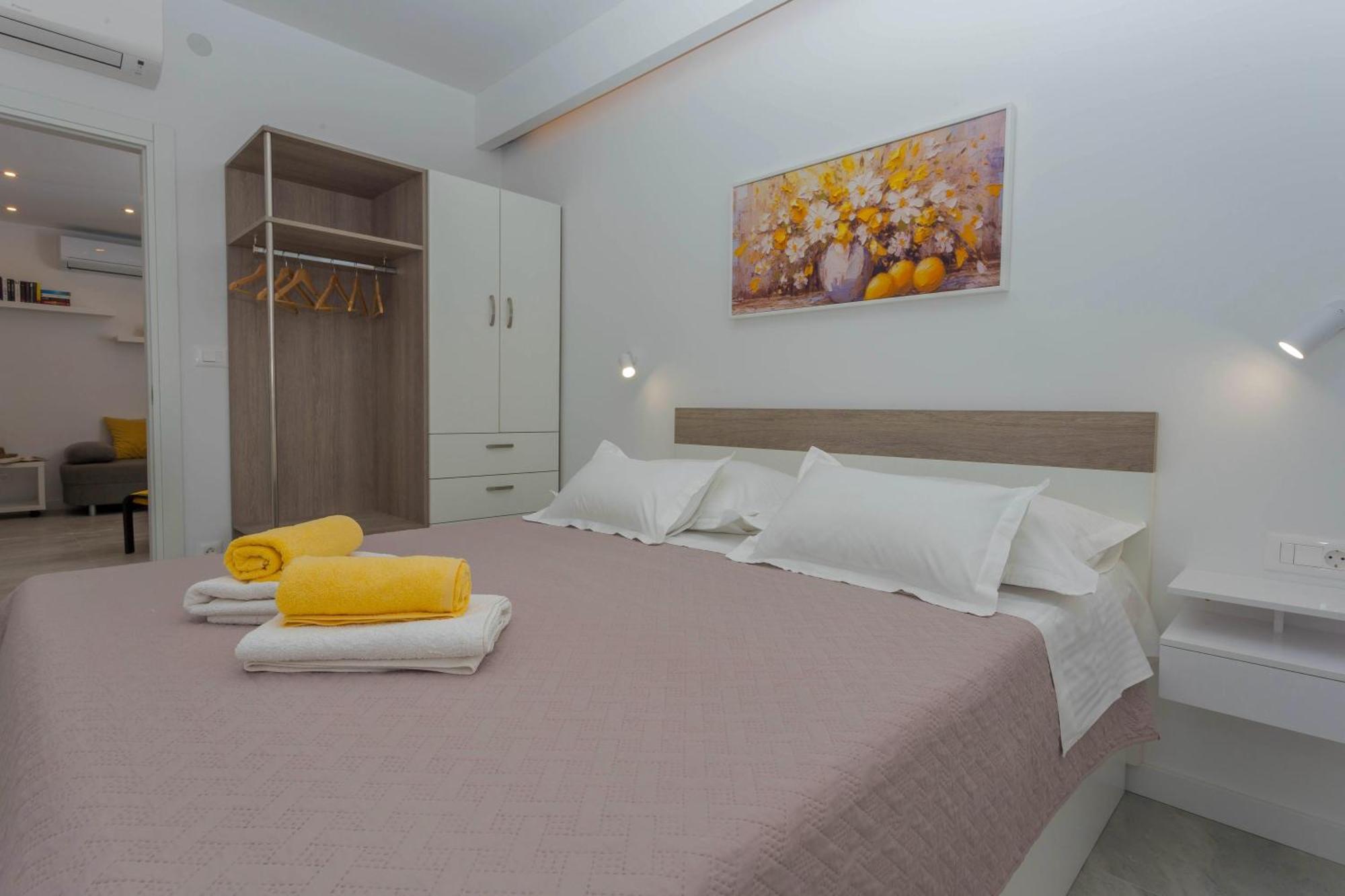 Apartments Tatjana Dominis Хвар Екстериор снимка
